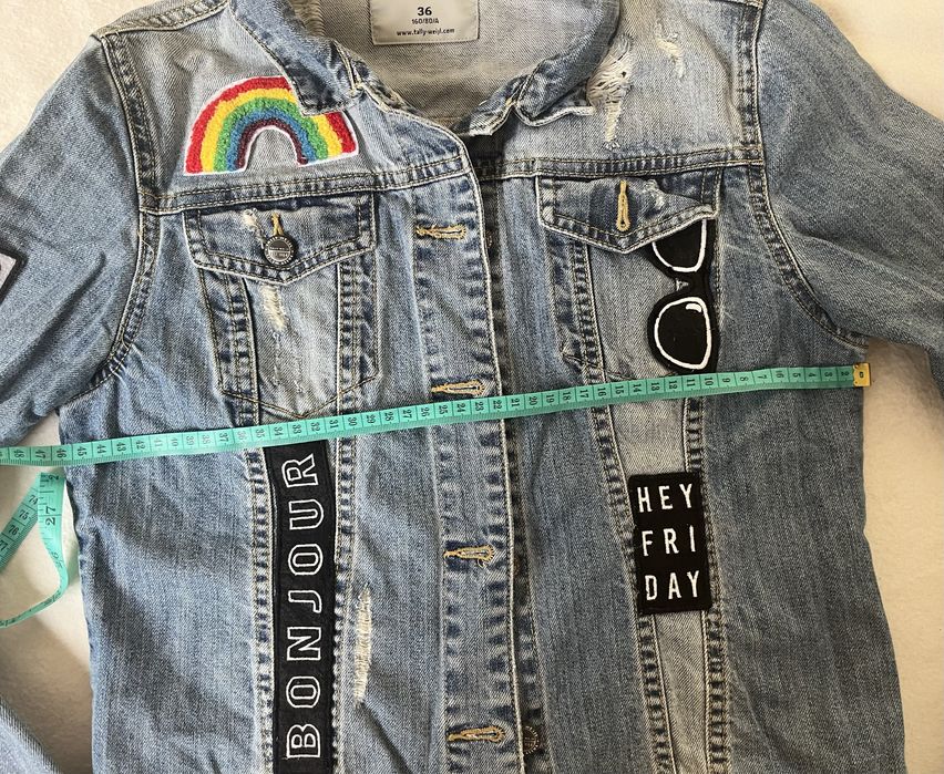 kurtka jeansowa z przetarciami i naszywkami