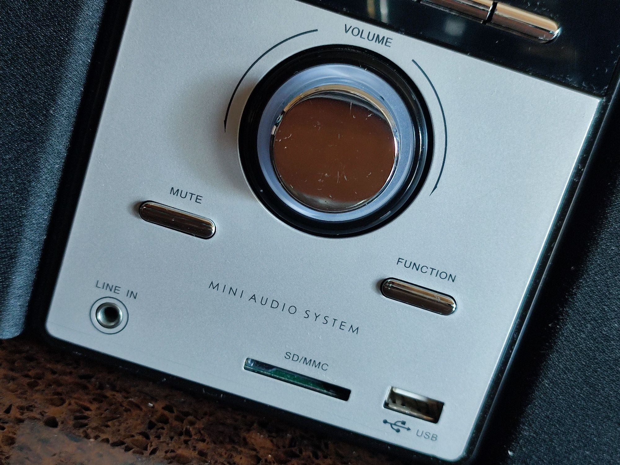 Mini sistema de áudio da marca MP Man, modelo XRM6 com comando