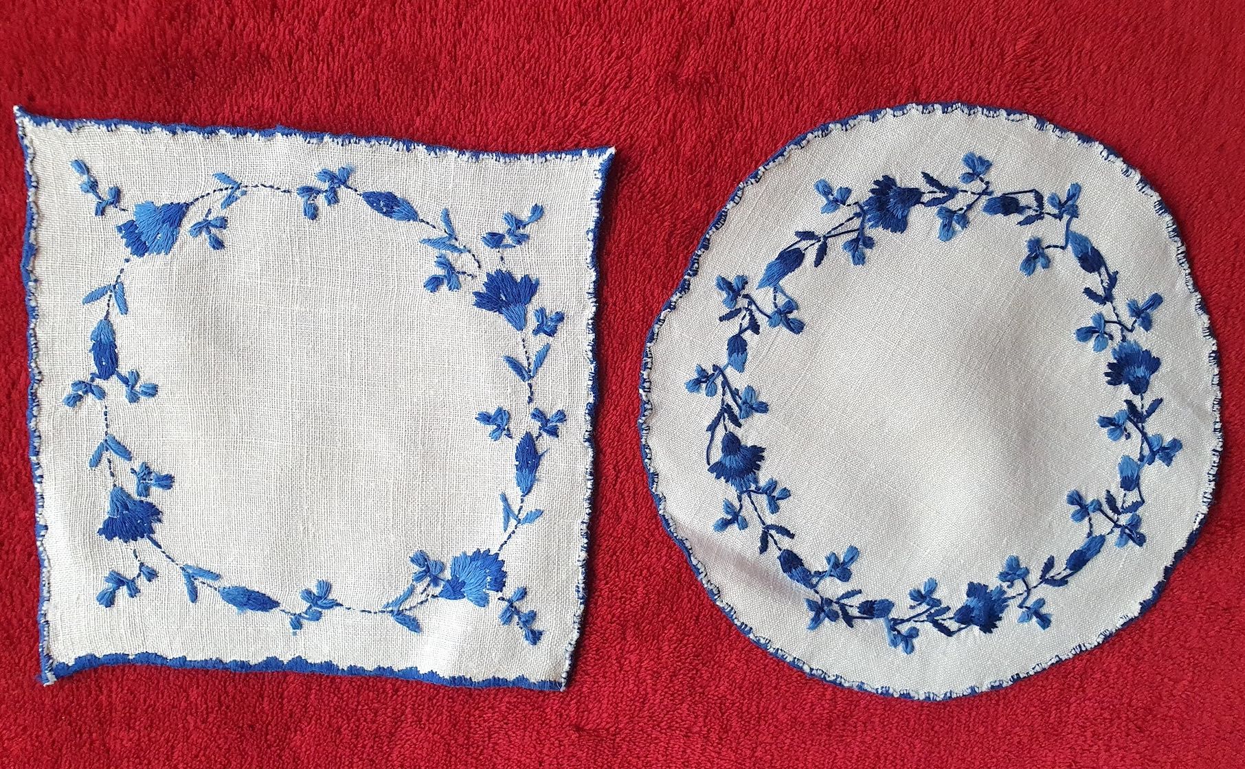Dois naperons em linho bordados à mão em azul - Bordado da Madeira