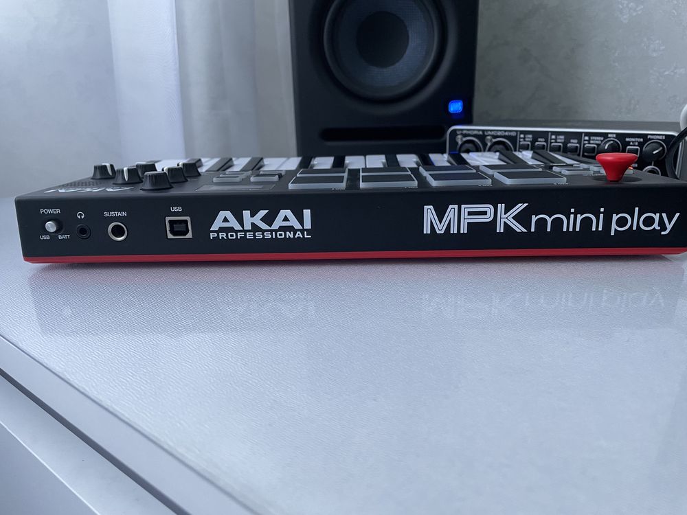 Миди-клавиатура с дрампадом Akai mpk mini play