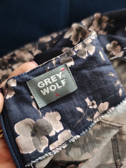 Sukienka Grey Wolf w kwiaty  – kobiecość, wygoda i jakość w jednym!