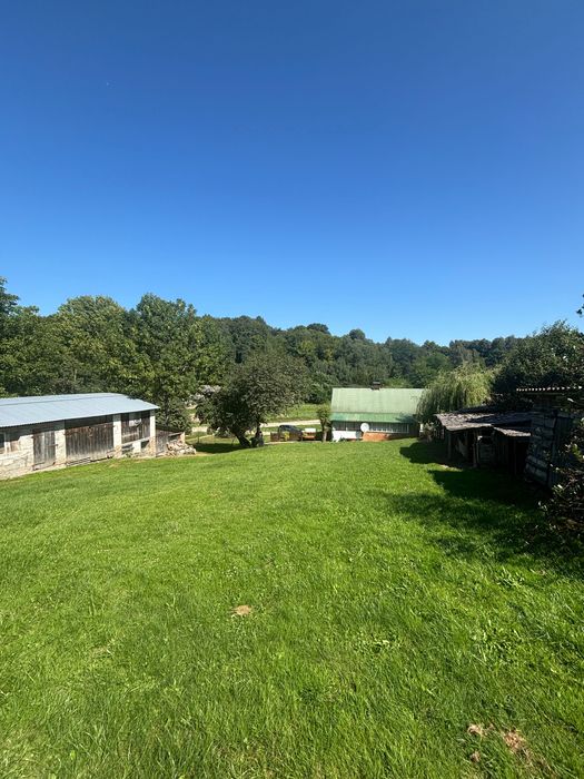 Nieruchomosc zabudowana domem w spokojnej okolicy z budynkami