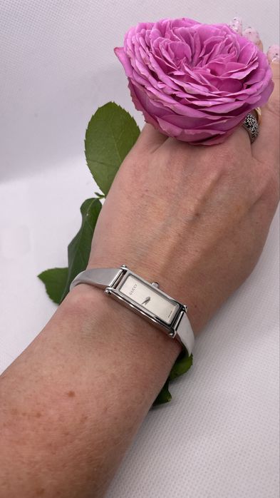 Женские часы Gucci 1500L Swiss Made — размер S