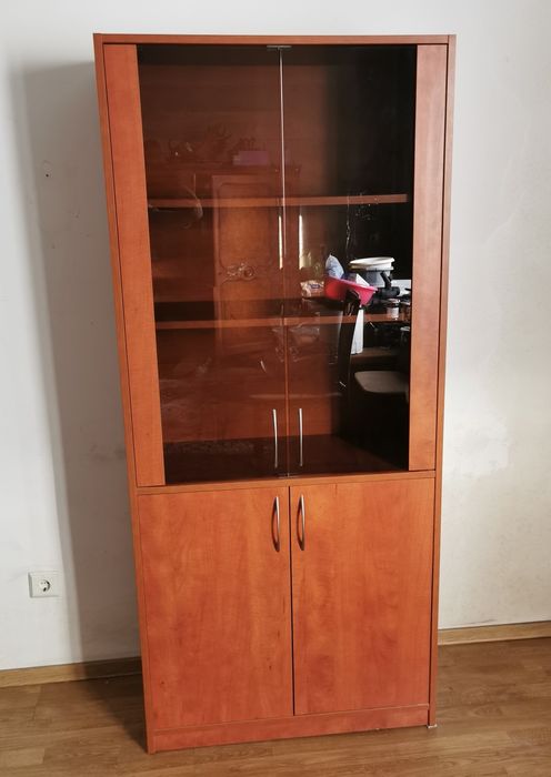 Przeszklony regał biurowy