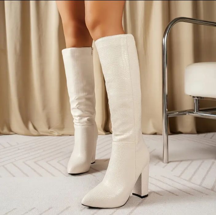 Piękne bezowe kozaki damskie 39