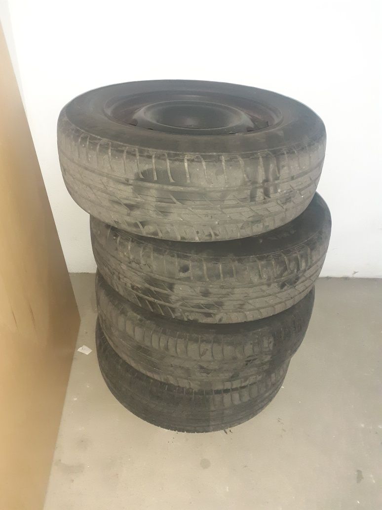 Pneus com jante pintadas de preto