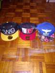 caps variados com pala direita.