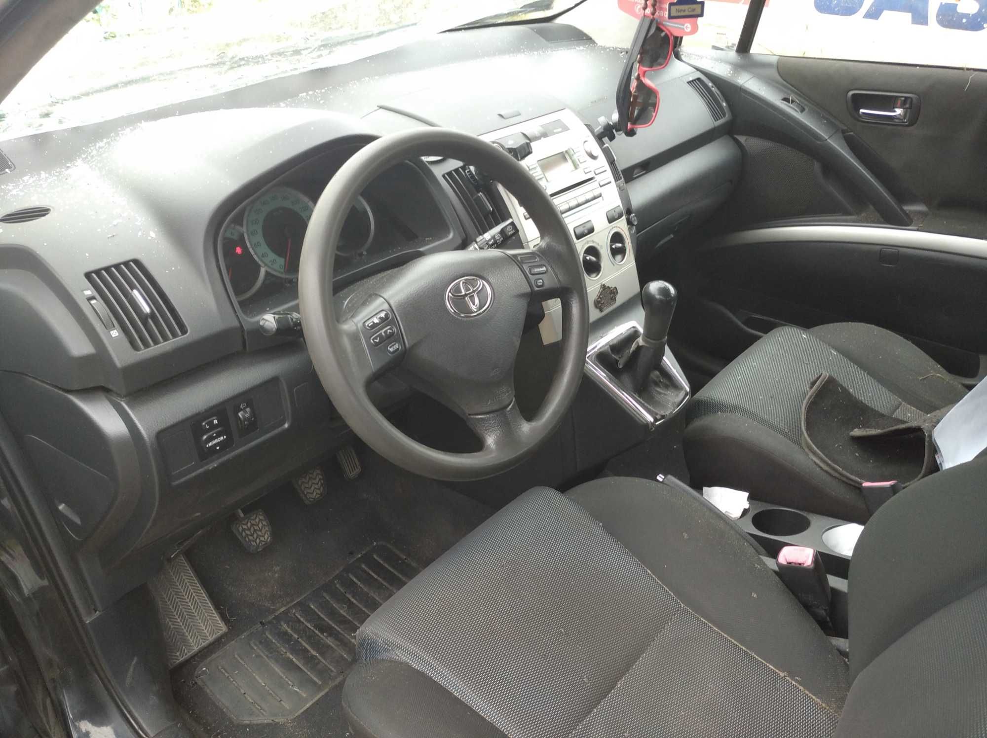 Toyota Corolla Verso  na części silnik 2.2 136km  drzwi maska  klapa
