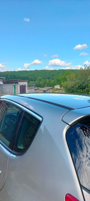 Чудовий автомобіль кросоверр.