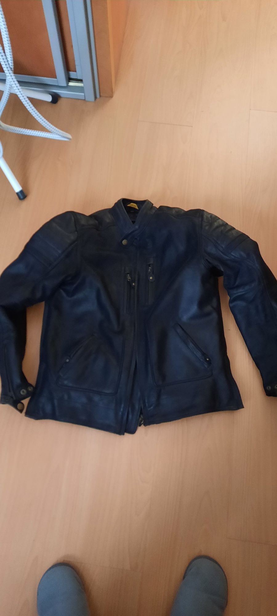 Blusão em couro motard