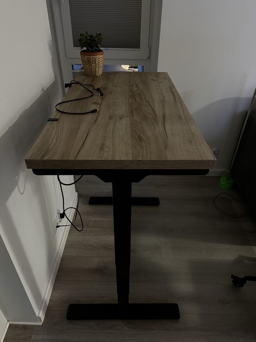 Stelaż elektryczny z blatem