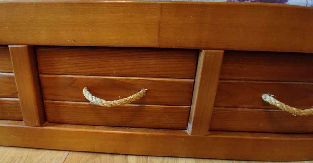 Двоповерхове ліжко. Дерев'яні сходи. Двох'ярусне ліжко, дерев'яне.