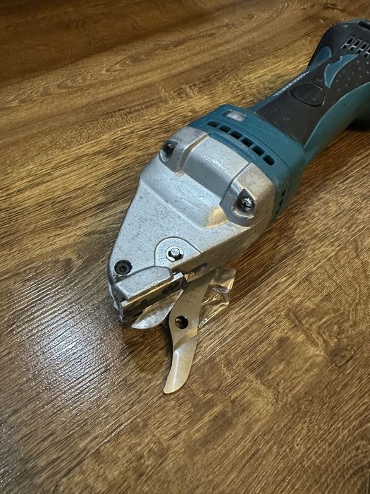 Nożyce do blachy aku Makita DJS 161 + nowe ostrze tnące