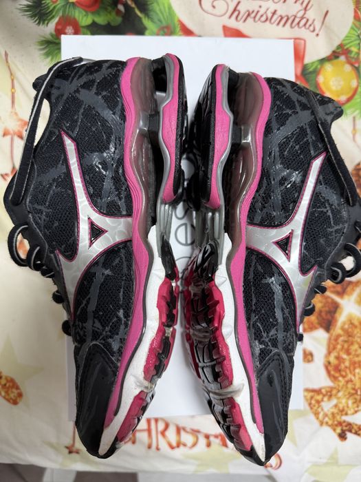 Продам спортивні кросівки