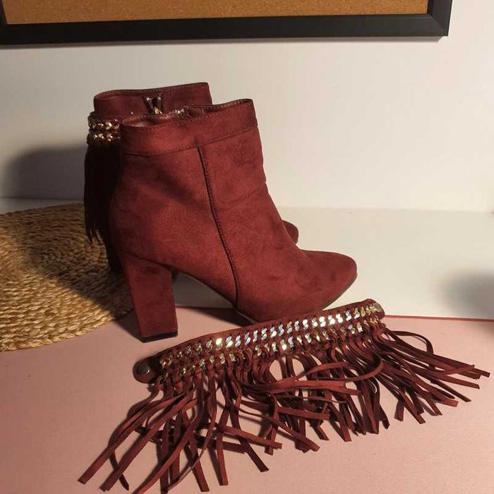 Buty na obcasie z frędzelkami 40