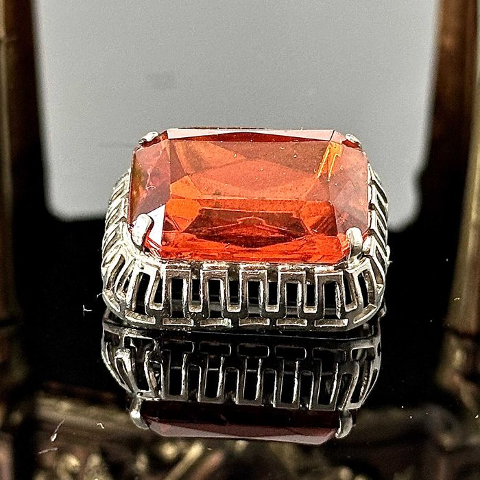 Srebrna broszka z kamieniem cytrynowym z Anglii końca lat 60. XX wieku