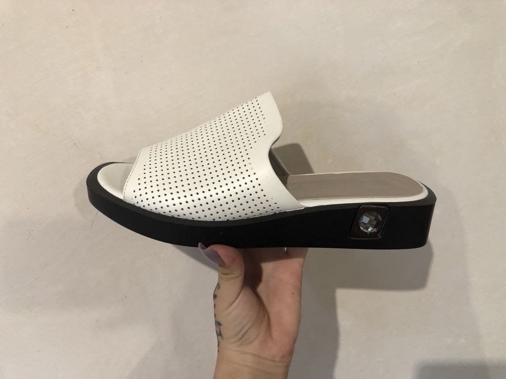 Продам 2 пари взуття