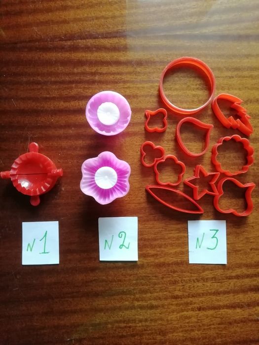 Высечки для печенья, ручной миксер, подставка , вешалка для чашек.