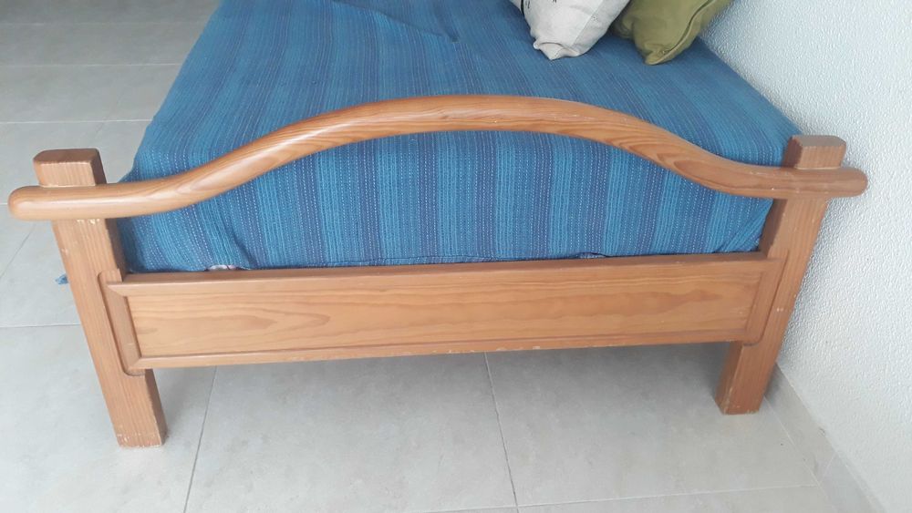 Cama em madeira maciça