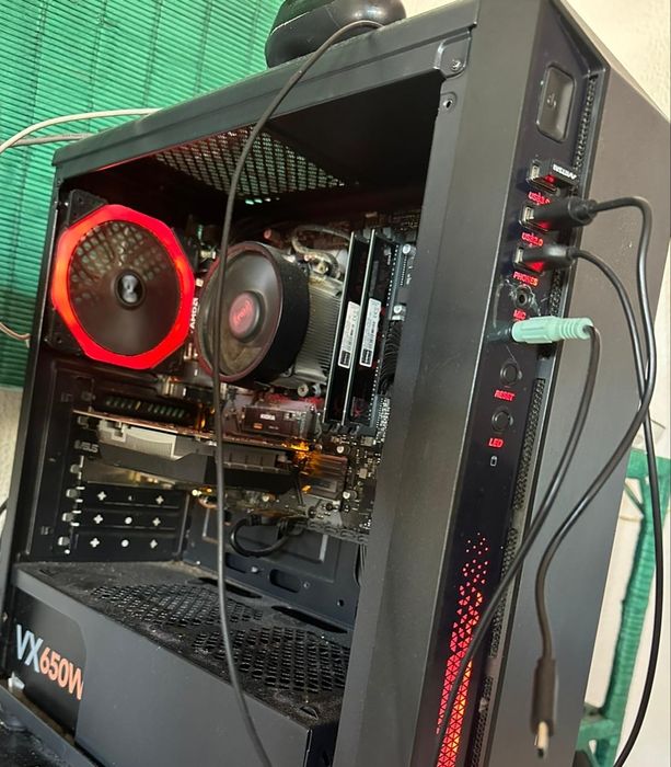 PC Gamer com kits de Monitor, teclado e mousepad.