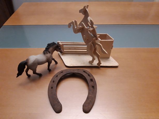 Modelo de cavalo e cavaleiro em madeira + ferradura