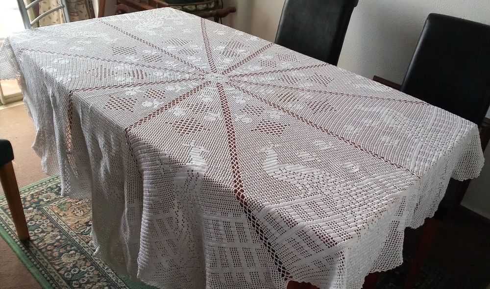 Toalha de mesa em crochet branco