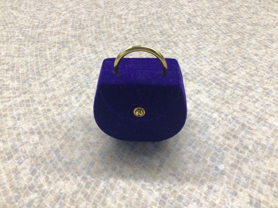 Бархатная коробка для ювелирного изделия.