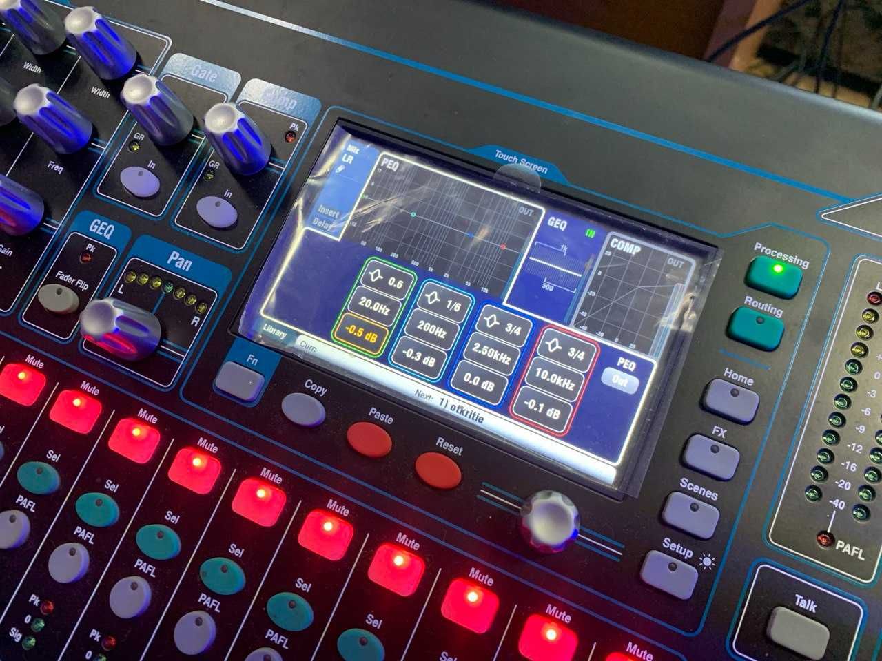 Цифровий мікшерний пульт Allen Heath Qu-16C