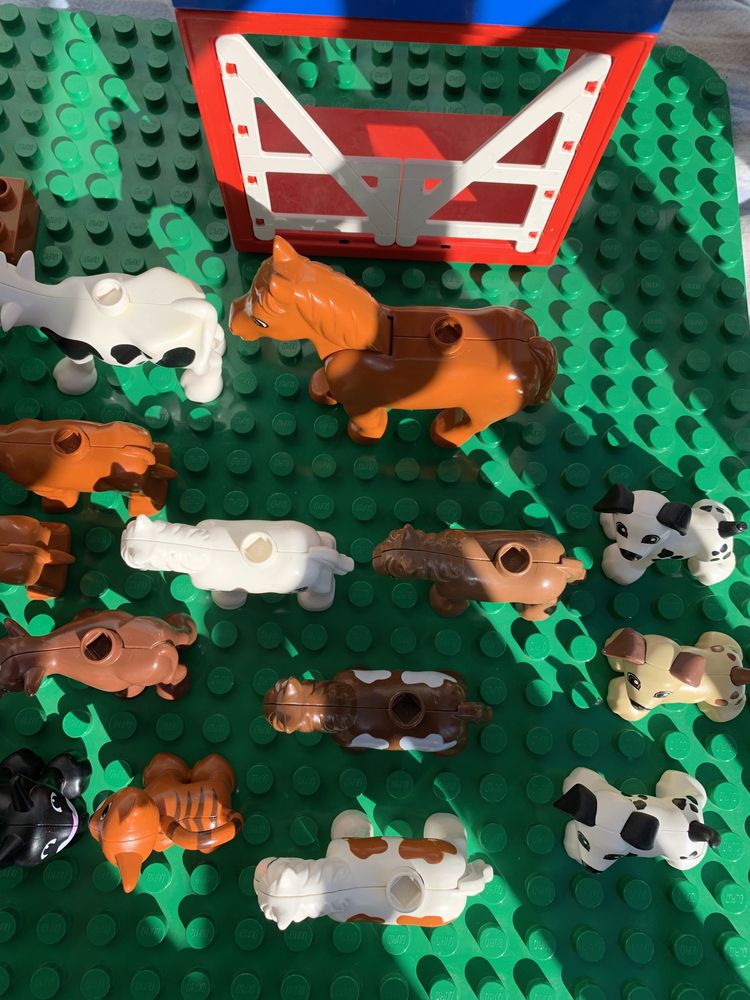 17 zwierząt hodowlanych lego duplo z zabudowaniem i drzewkiem