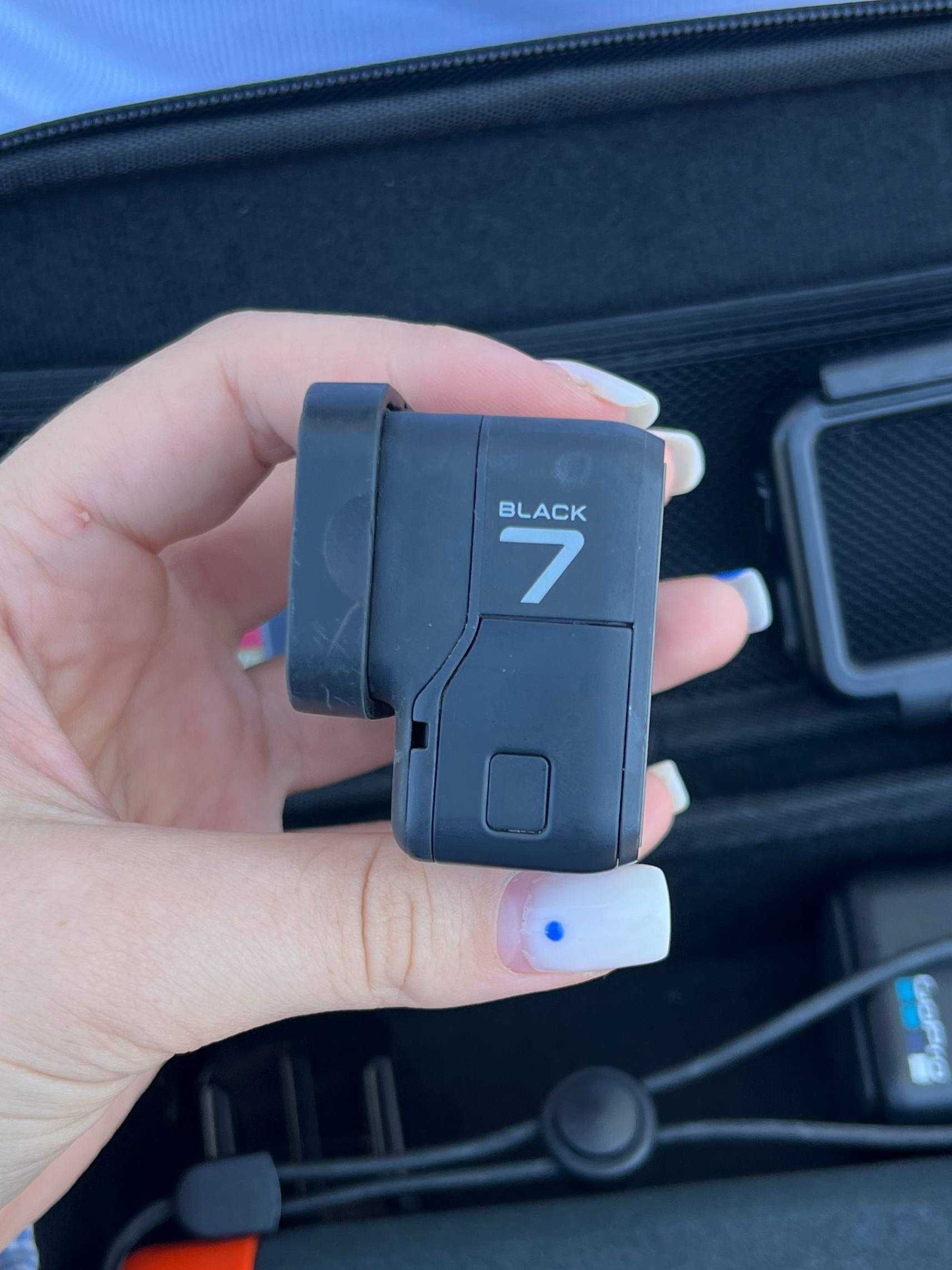 Екшн-камера GoPro HERO 7 black із зарядною станцією.