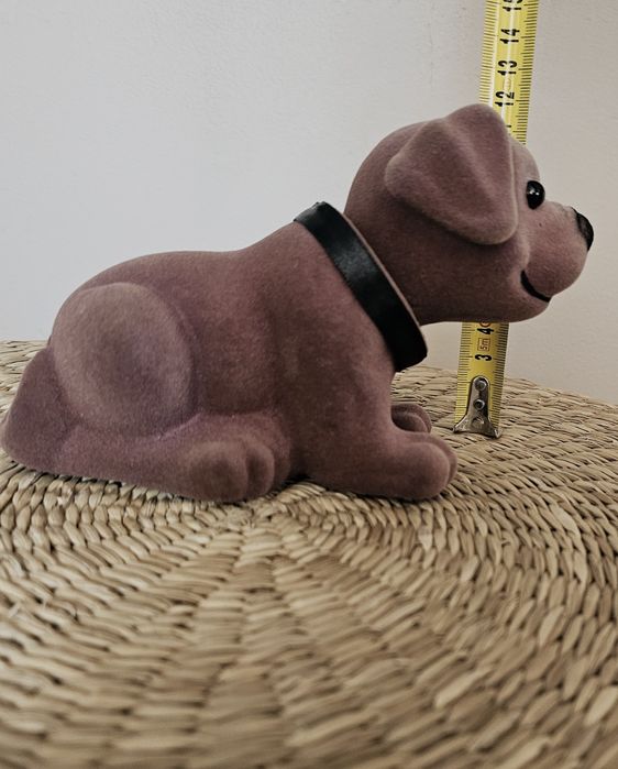 Piesek kiwający głową z podklejonym rzepem.