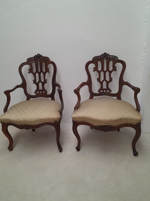 Cadeirões, canapé e cadeiras antigas.