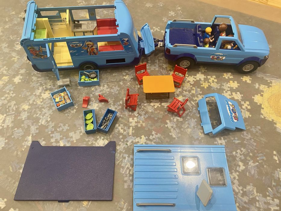 Playmobil Auto z przyczepą kampingową