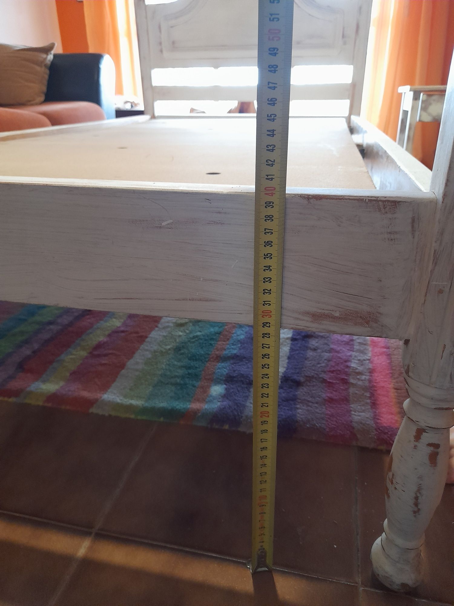 Cama d solteiro com messa d cabeceira