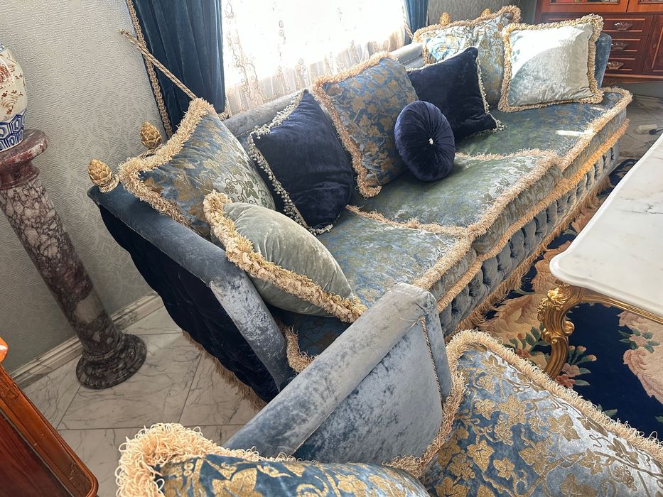 Італійські м’які меблі (дерево, бархатна оббивка, італійські тканини)