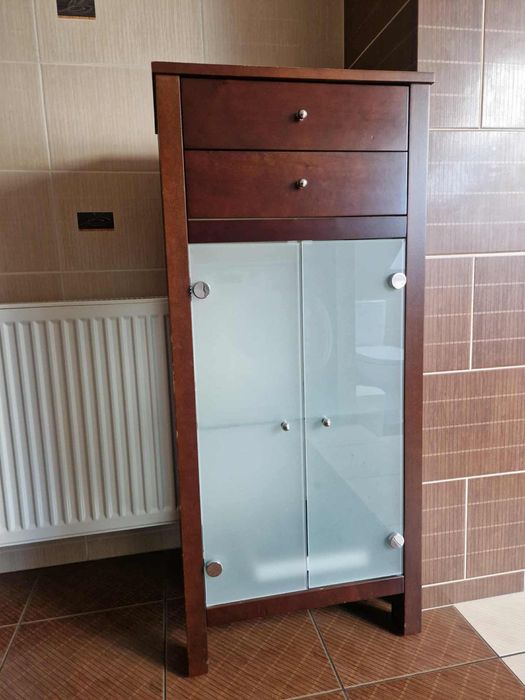 Szafki lazienkowe z bateriami i umywalkami