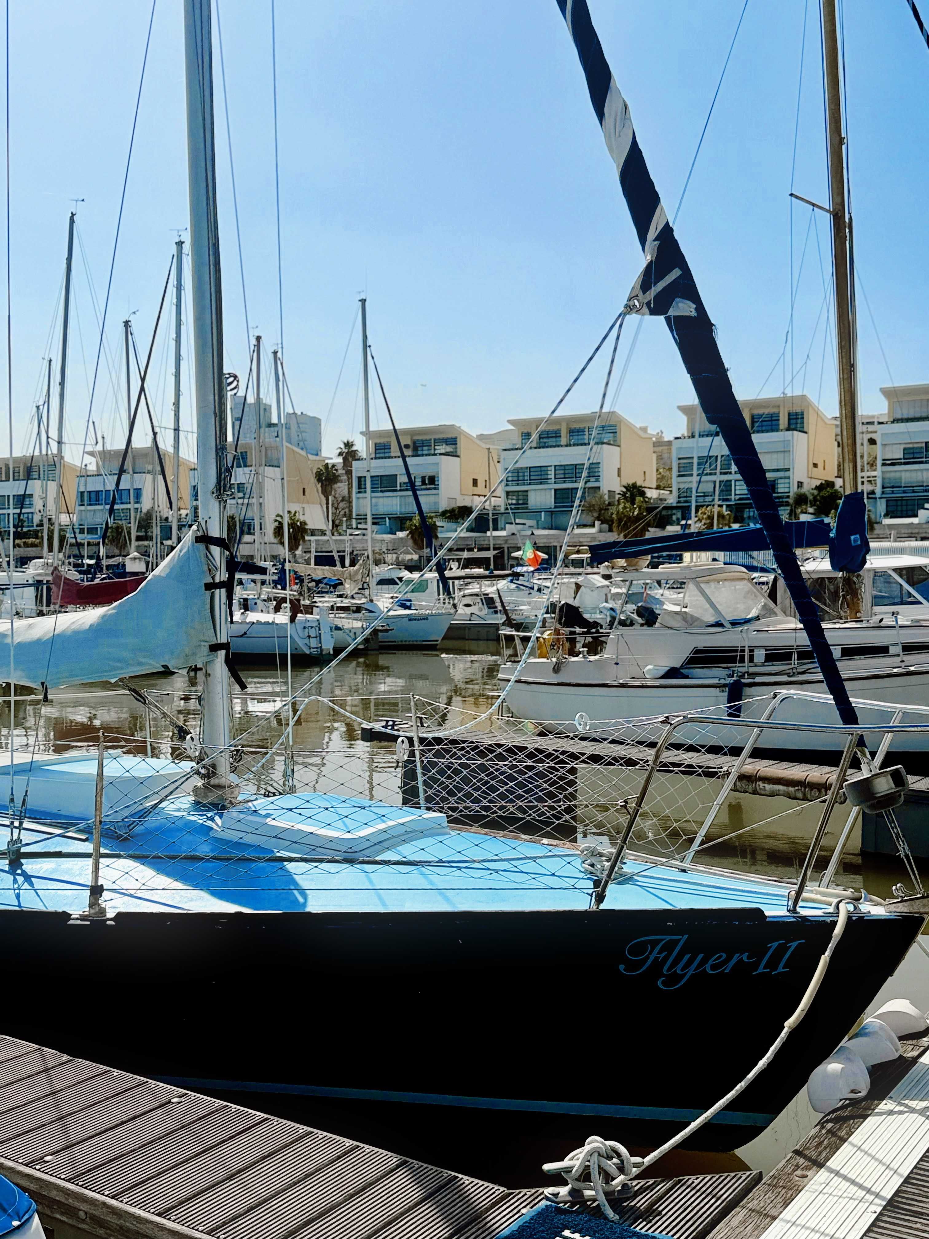 Veleiro J24 pronto a navegar