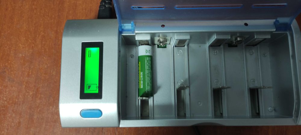 продам універсальний зарядний пристрій для батарейок