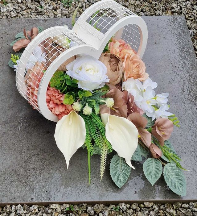 Kompozycja kwiatowa na grób cmentarz stroik serce ikebana Z468