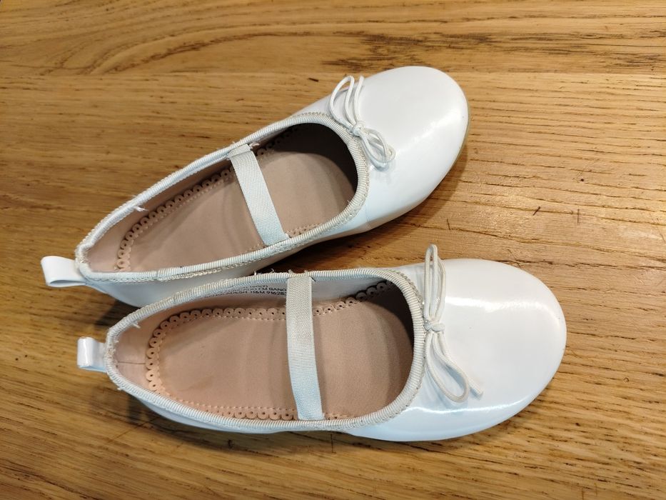 Białe balerinki lakierki H&M 29