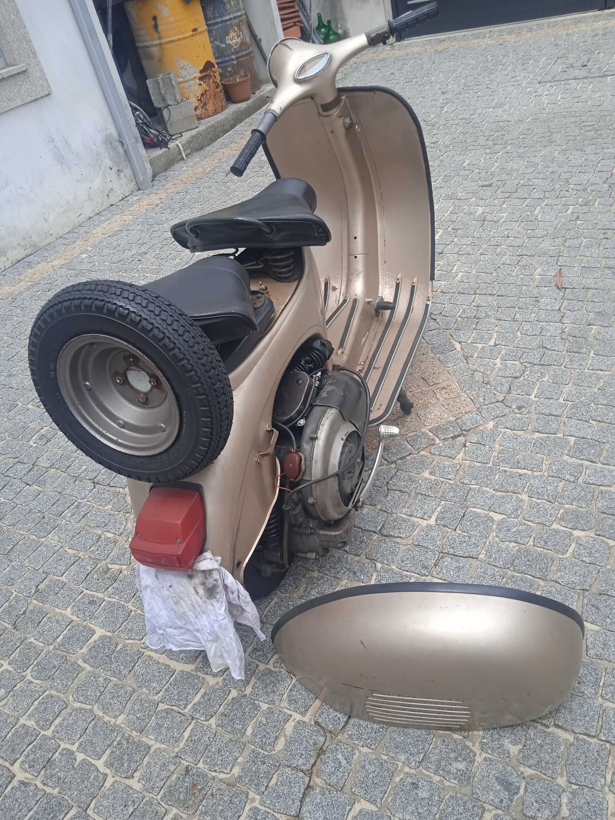 Mota antiga vespa de 1955