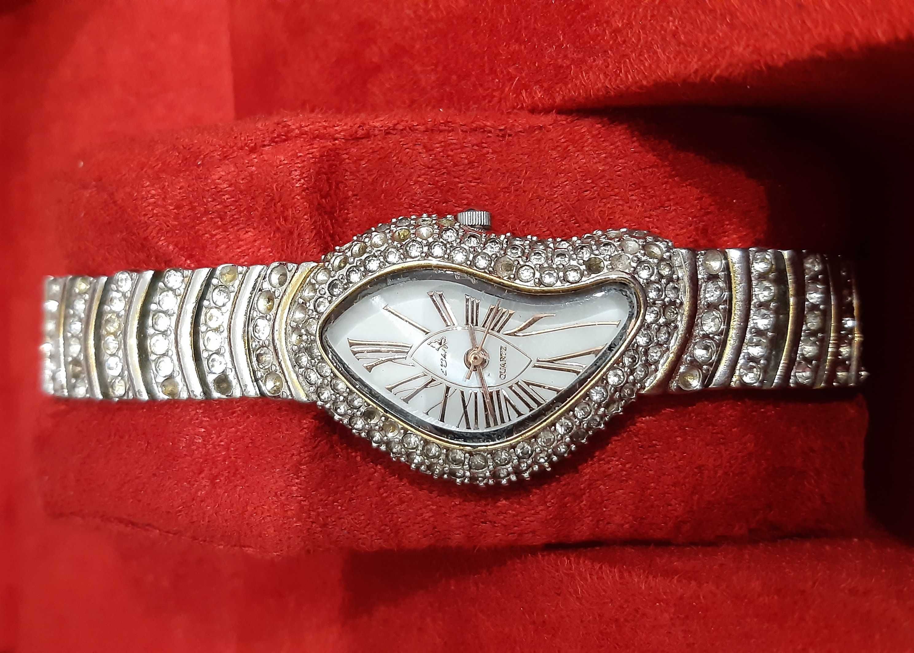 Женские часы с кристалами Swarovski позолота