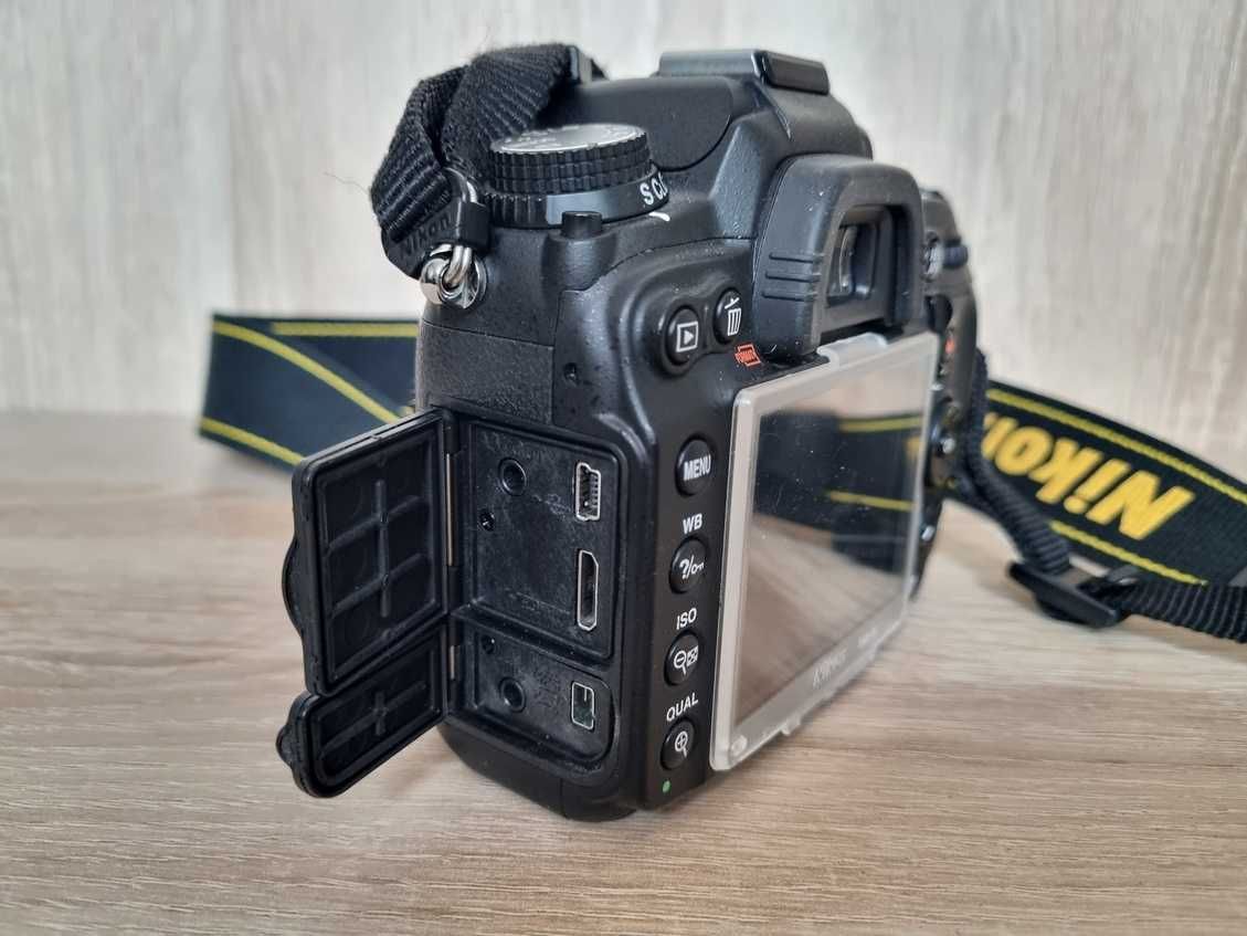 Nikon D7000 body plus dodatki super stan