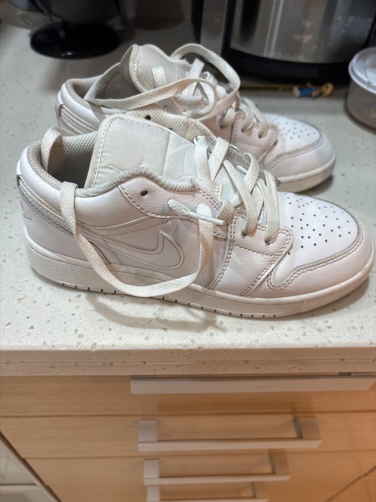 Tenis Air Jordan brancos 36