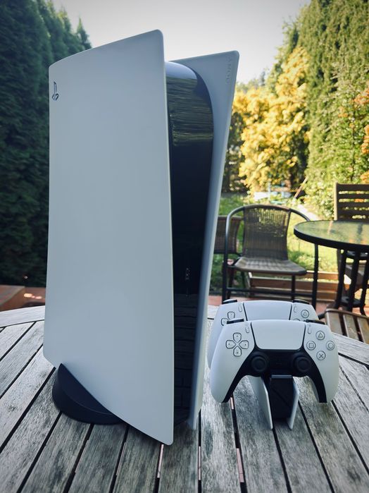 PlayStation 5 + 2 pady + ładowarka + Returnal i Destruction All Starss