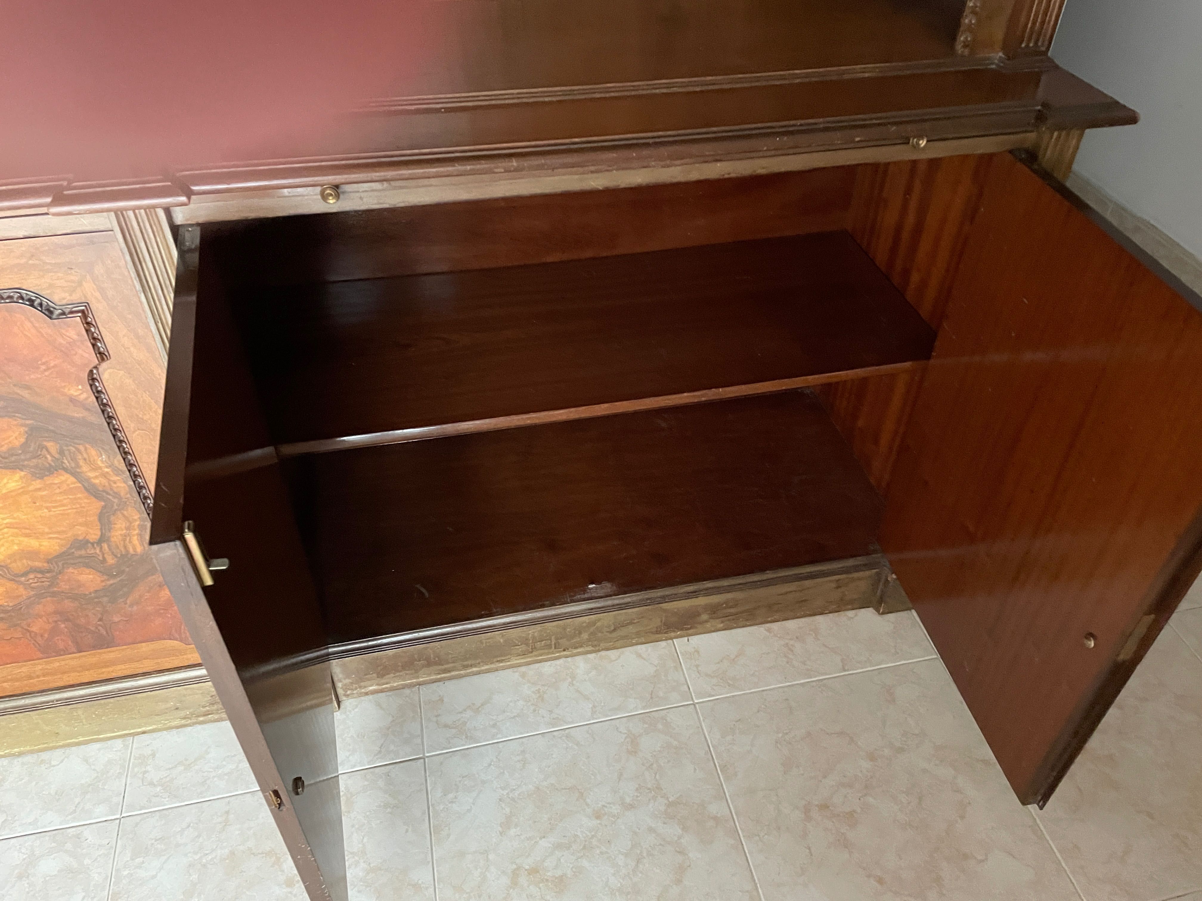 Estante antiga com dois módulos e 2 portas