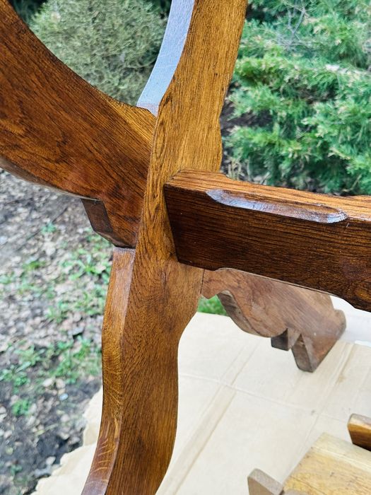 Krzesła i stół dębowy, dodatkowo półki w stylu ludowym
