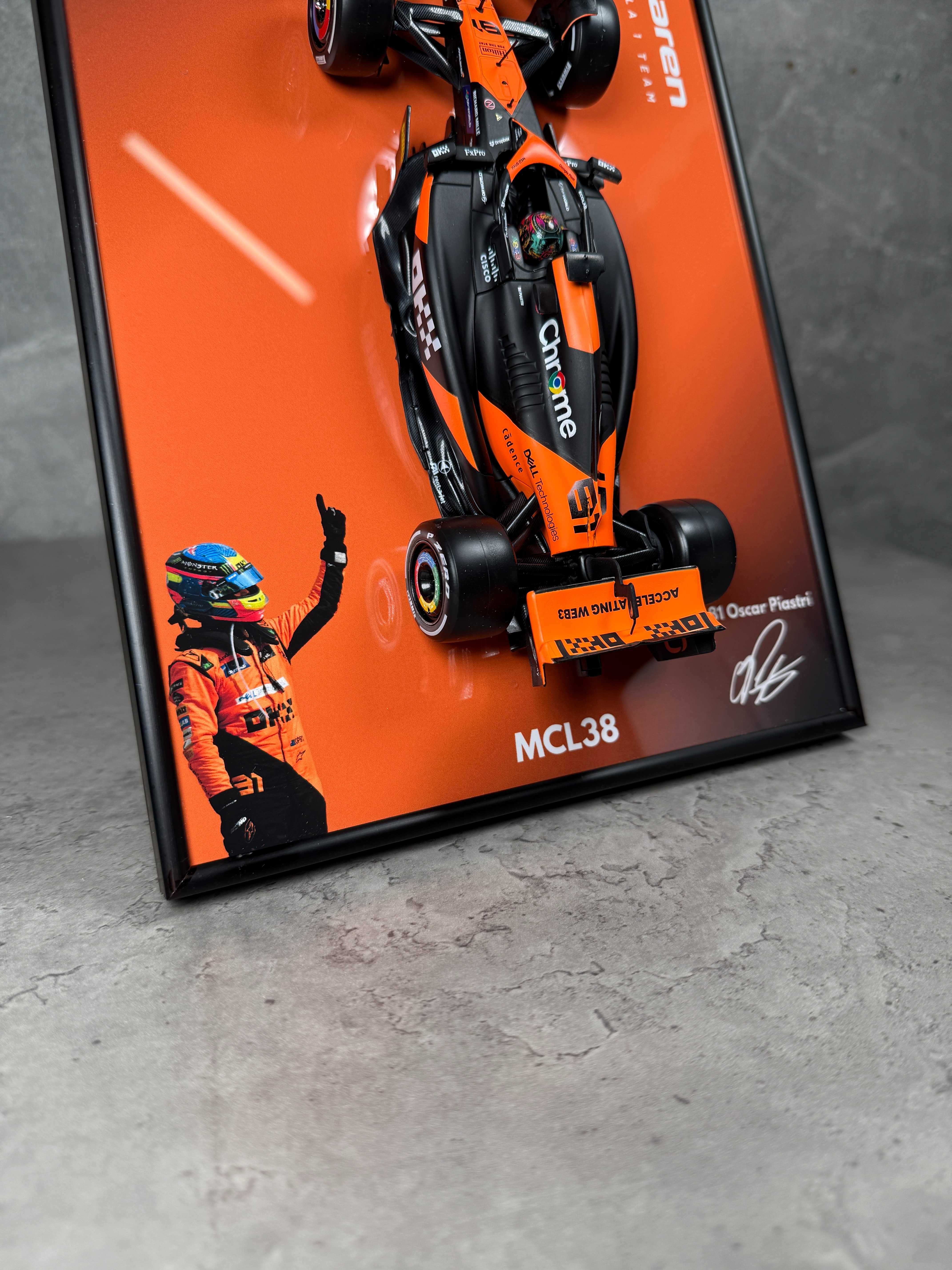 BBurago F1 30x21см (A4) McLaren MCL38 2024 - 1/24 #81 Oscar Piastri