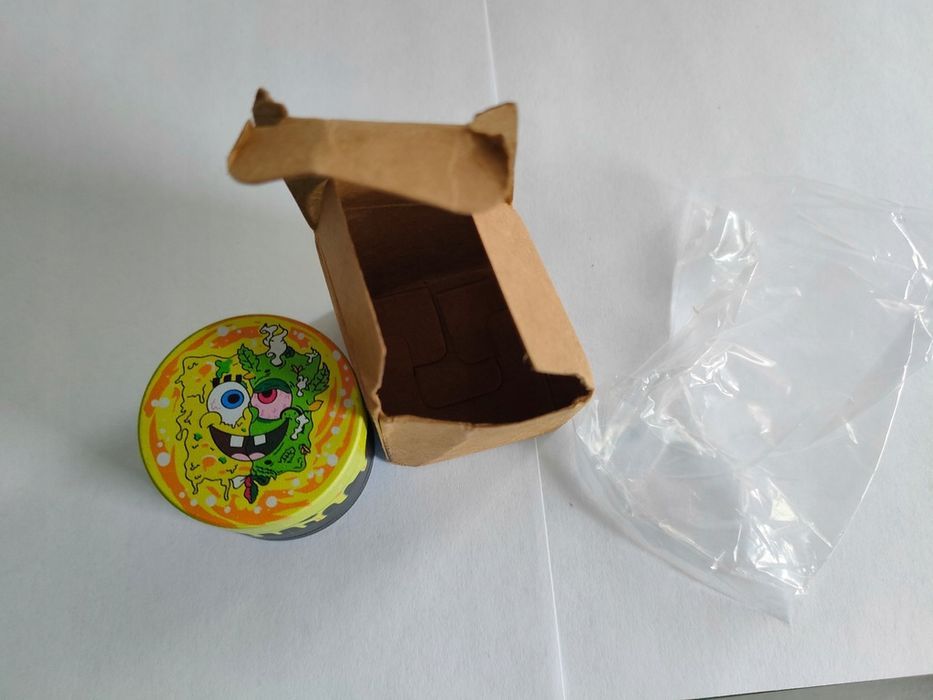 Młynek do suszu konopii grinder crusher Spongebob marichuana