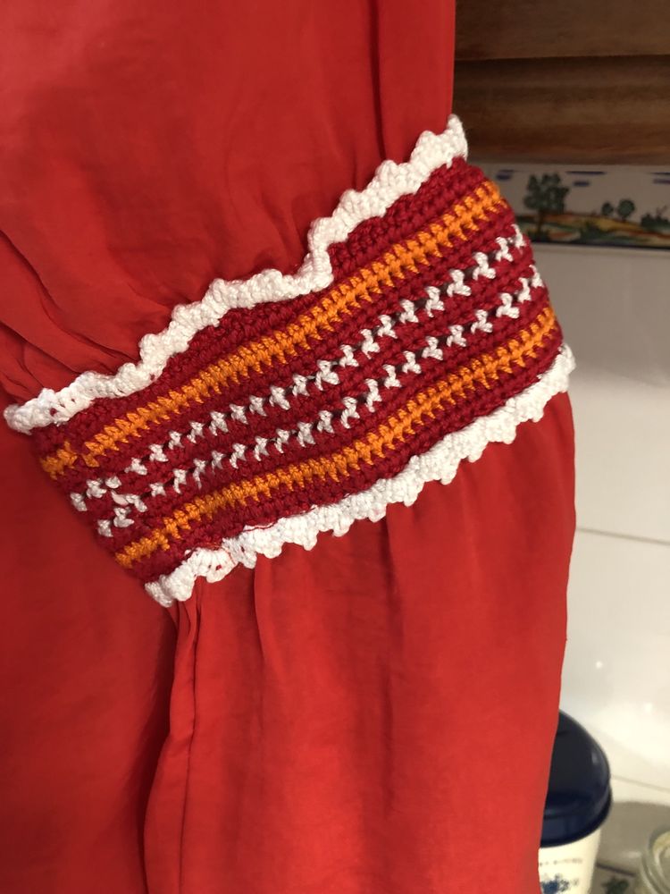 Blusa/túnica vermelha, com toque de seda